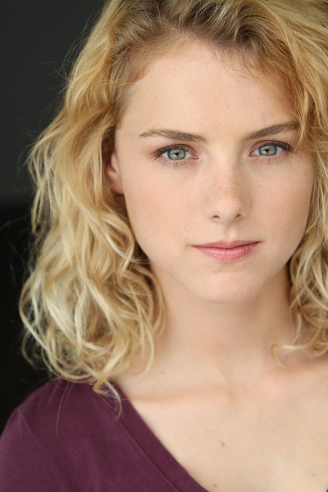 casting Supergirl - Laura Wiggins
