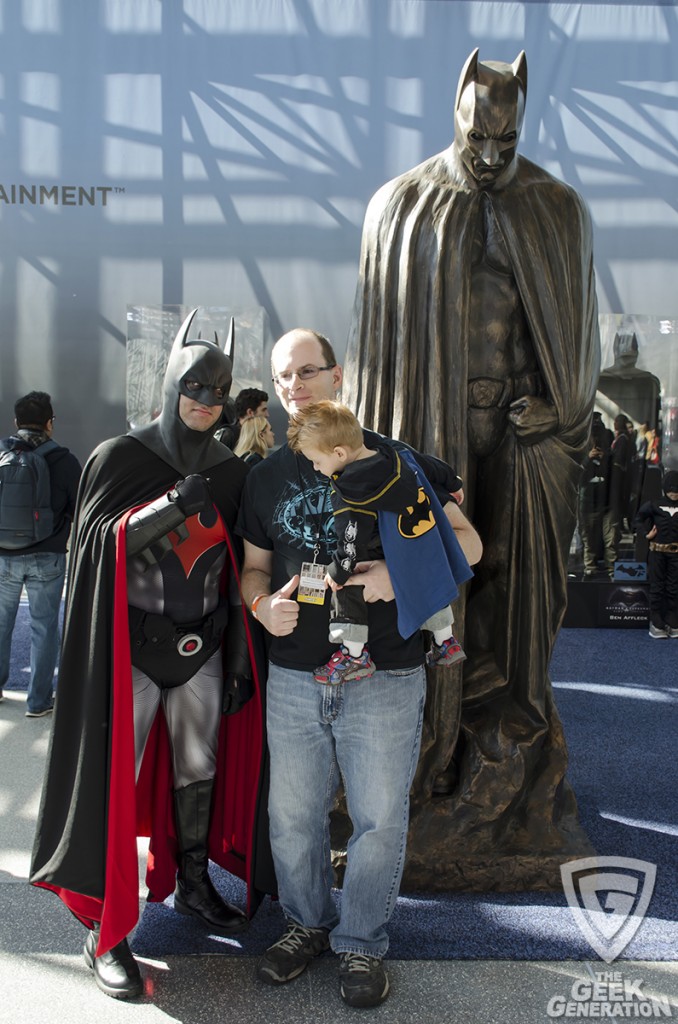 NYCC 2014 Batman - statue with fans